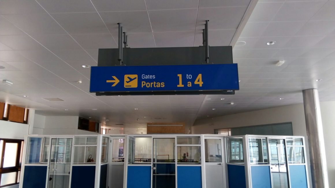 Diseño y suministro de señalética en el Aeropuerto de Cabo Verde